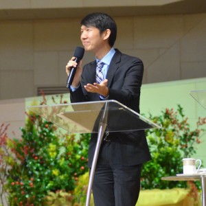 Michael Oh speaks at Manna Church, Korea